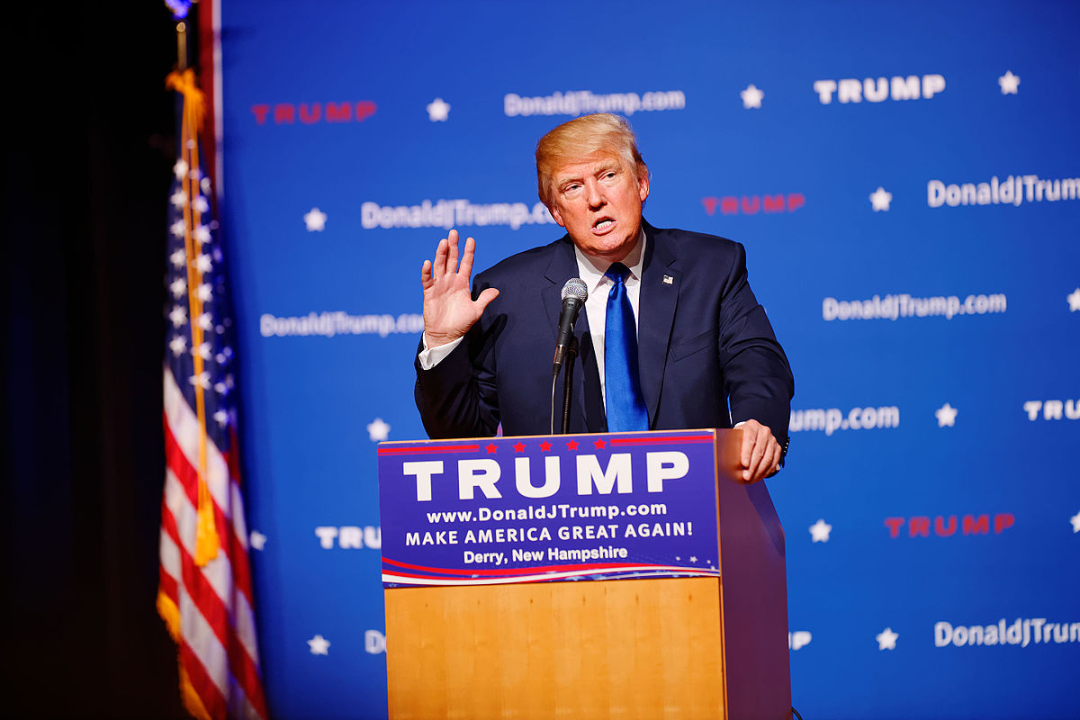 1200px-Mr_Donald_Trump_New_Hampshire_Town_Hall_on_August_19th,_2015_at_Pinkerton_Academy,_Derry,_NH_by_Michael_Vadon_02