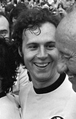 Muller,_Beckenbauer_en_trainer_Schon_1974